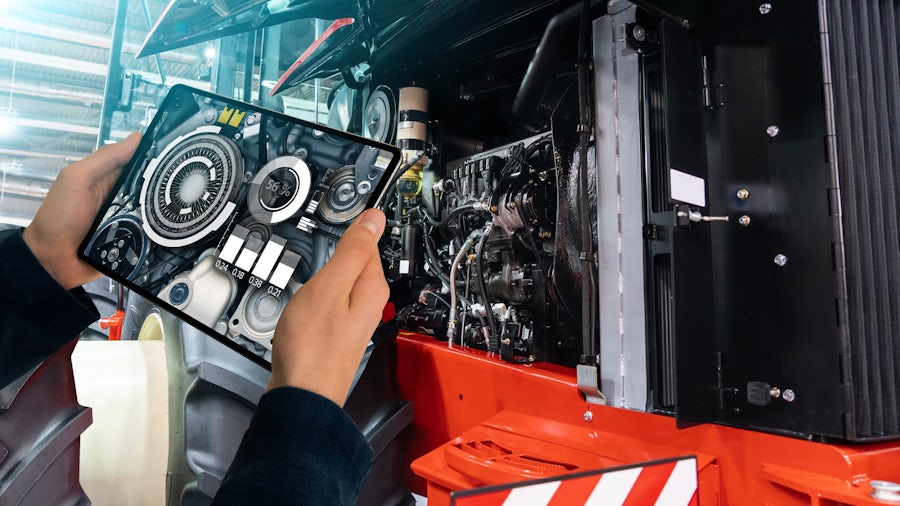Ingenieur mit Tablet zur Überwachung der Produktion von Schwermaschinen
