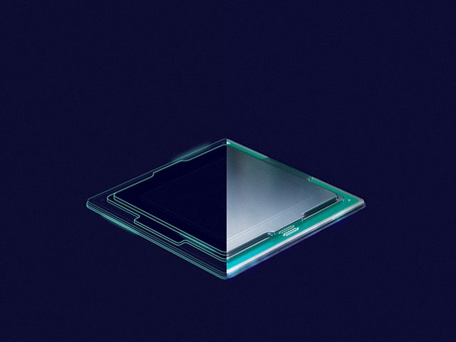 Mano in guanti in lattice che reggono un chip IC 3D