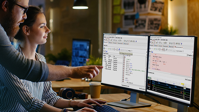 Two engineers are using Questa HL-SystemC on two monitors 