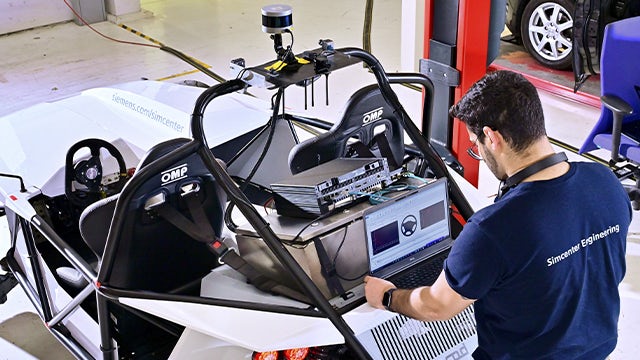 Ein Ingenieur führt an einem SimRod-Fahrzeug Gleichgewichtstests mit mehreren Attributen durch.