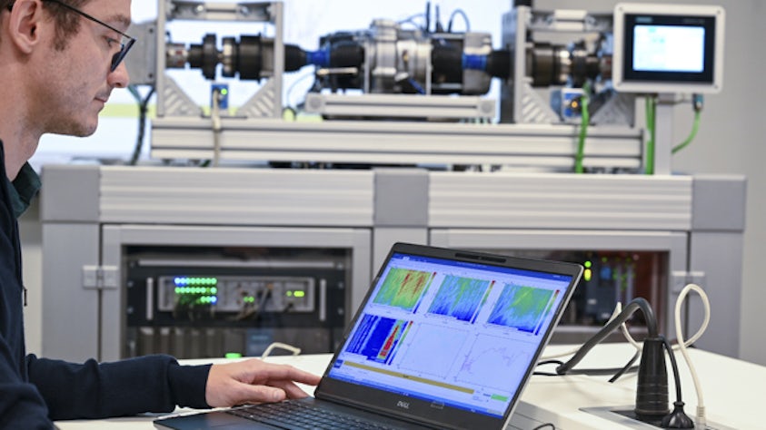 People using Simcenter Testlab Neo software platform for multidisciplinary test-based performance engineering.