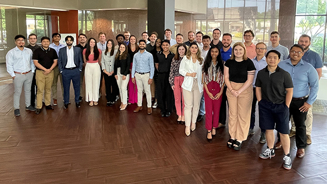 Foto de grupo de aprendices del programa Genesis.