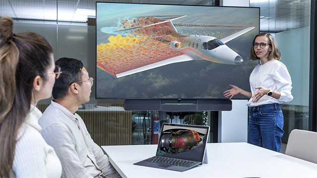 Immagine di un ingegnere che spiega le soluzioni software Simcenter di simulazione termica e fluidodinamica.