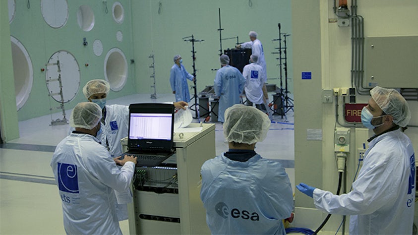 Inżynierowie przygotowujący się do testów akustycznych w polu pogłosowym z kontrolą akustyczną Simcenter satelity PROBA V STM l.
