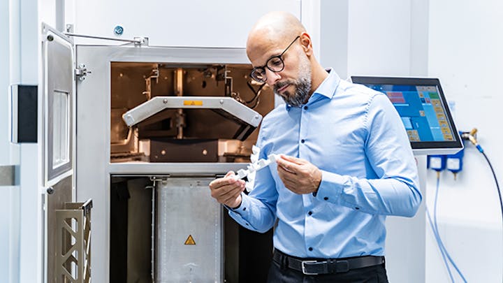 Ein Mann arbeitet an einem 3D-Drucker.