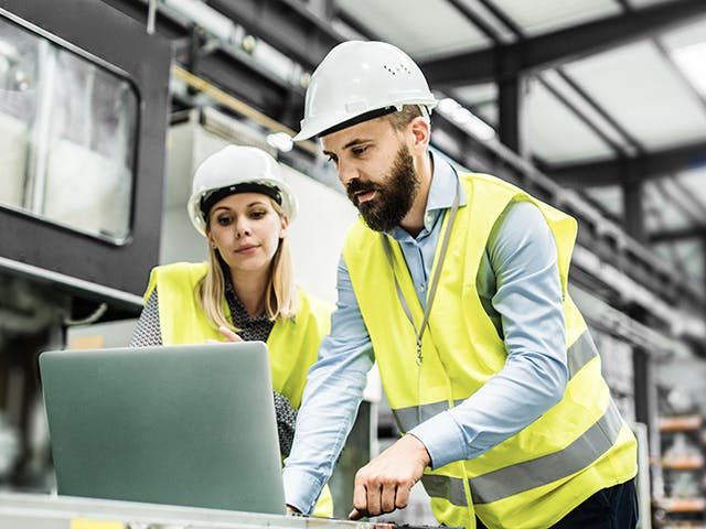 Die Werksleitung überprüft die neuesten Geschäftsänderungen und deren Auswirkungen auf die Teamzuweisung

