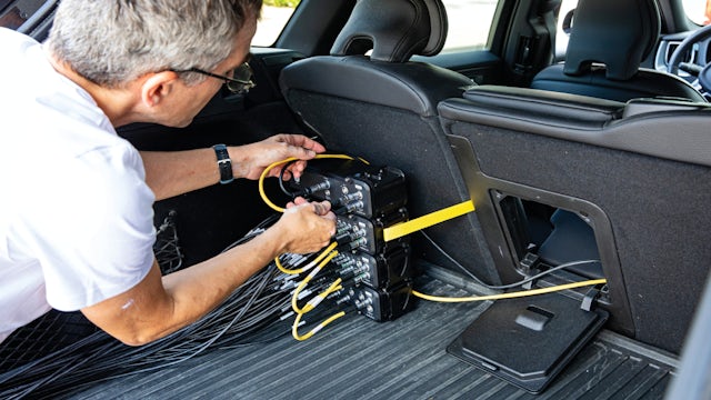 Using Simcenter SCADAS RS hardware as a solution that manufacturers can use to speed up instrumentation and test setup, improve measurement efficiency and accelerate data validation process.