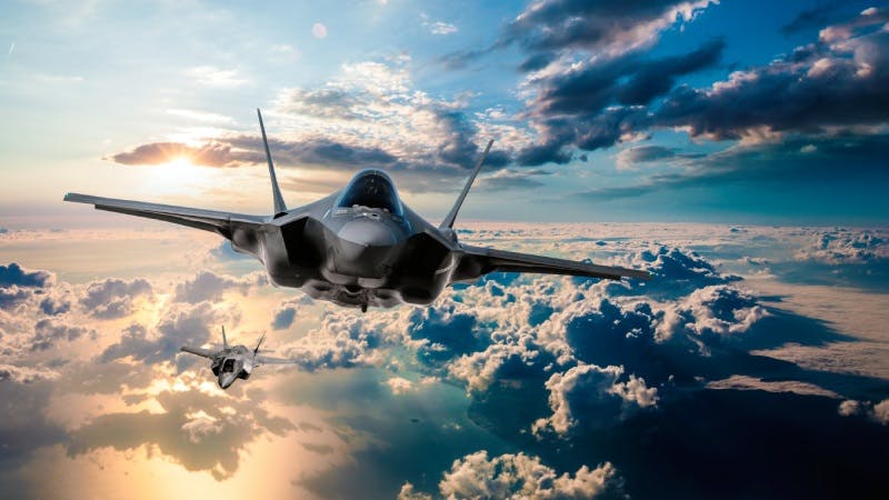 La certification de navigabilité est indispensable au lancement de nouveaux appareils, comme ces deux F35 qui s'élèvent dans les nuages.