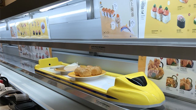 Shinkansen food train delivers orders directly to diners
