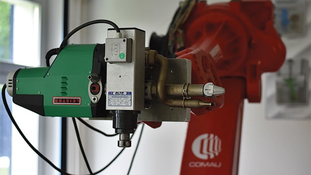 ECB members created a hybrid machine for conventional and additive manufacturing using a 6-axis industrial robot, fitted with an extruder for 3D printing and a spindle for subsequent machining. The NC programs for this unconventional manufacturing unit are created and simulated using NX CAM and then transferred to the robot’s control unit.