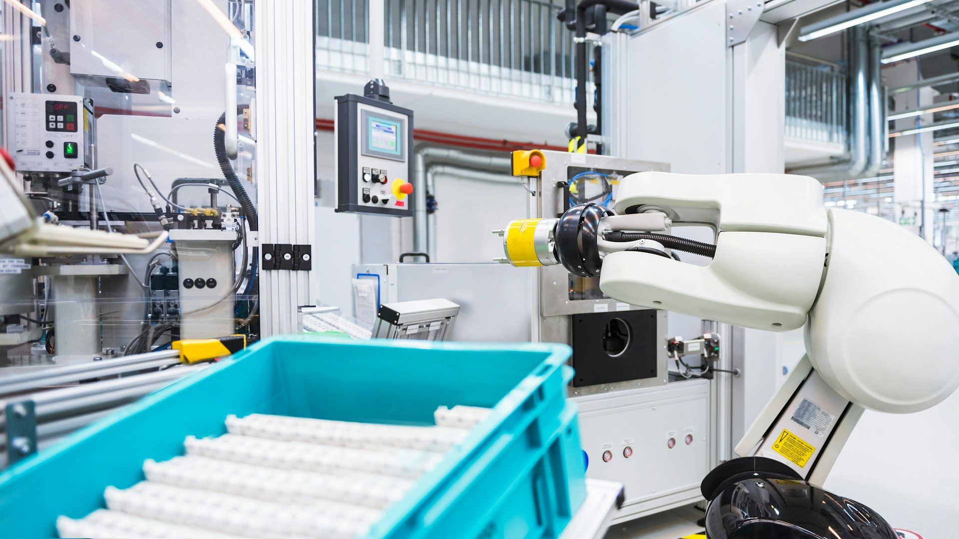 Ein Roboter, der Aufgaben in einer Produktionsstätte ausführt.