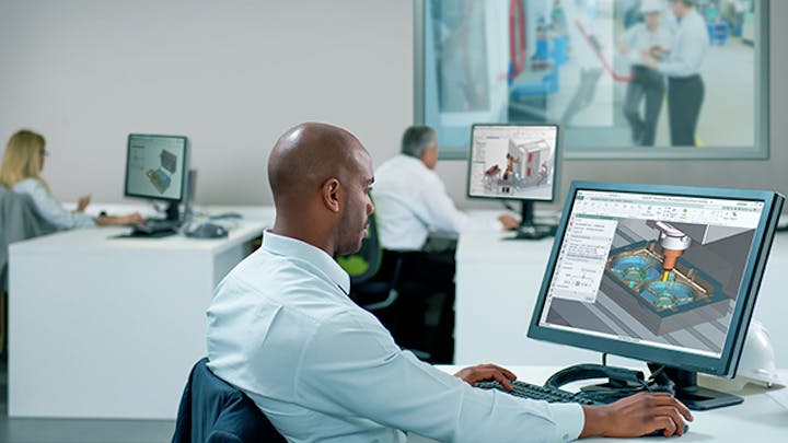 Muž sledující obrazovku počítače se softwarem NX CAD