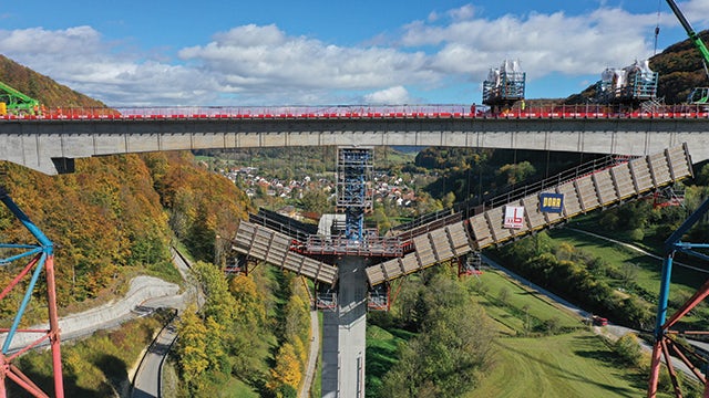 The semi-integral bridges are supported by slim, Y-shaped piers with flat-angle struts that were concreted and seamlessly connected to the beams at the end of the construction process.