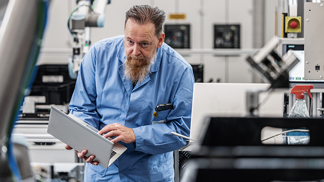 Homme travaillant sur un ordinateur.