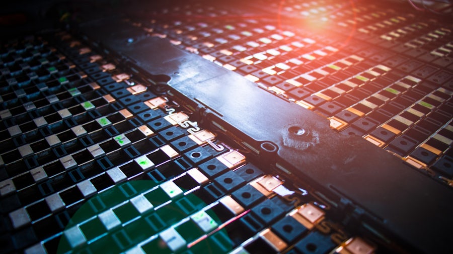 Eine Reihe brandneuer Batterien für Elektrofahrzeuge, die frisch vom Band laufen.