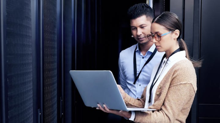 コンピューターで一緒に作業する 2 人。