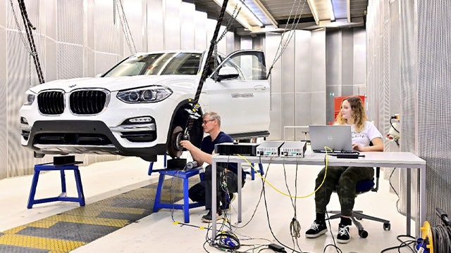 Ingenieros trabajando en el coche en nuestras instalaciones de pruebas.