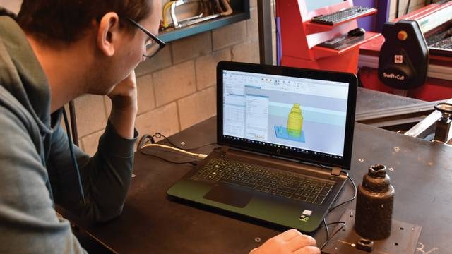 Thomas More students used NX software for design and verificatio n of parts to be manufactured combining various additive and subtractive production methods and the use of robotics.