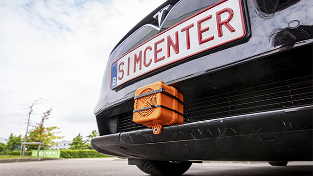 Un dispositivo audio attivo posizionato su un paraurti per auto Tesla.