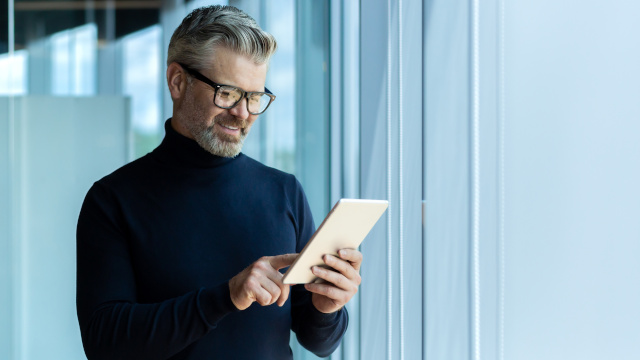 Muž pracující na tabletu