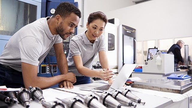 Teammitglieder, die zusammenarbeiten.