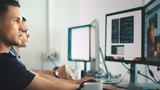 Un ingeniero utiliza un sistema de fabricación asistida por ordenador para programar una máquina herramienta.