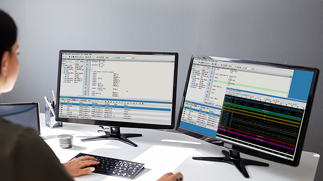 An engineer uses Questa Check Connect on her two monitors.