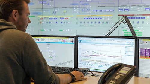 Inżynier zdalnie monitorujący stan maszyn na potrzeby obsługi serwisowej