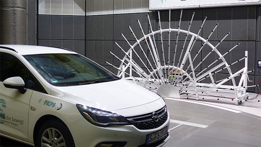 Vozidlo ve zkušebním centru řešení Simcenter pro testování v aerodynamickém tunelu.