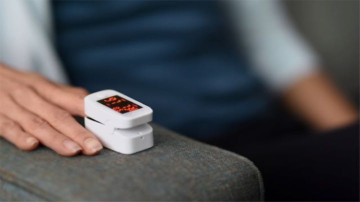 使用脉搏血氧仪的人。