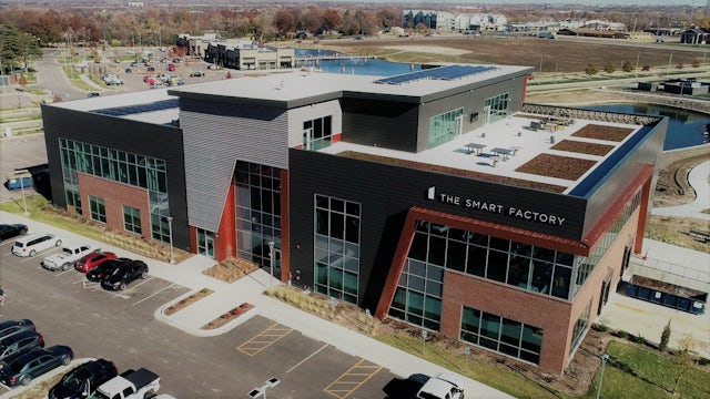 Pohled na budovu s nápisem The Smart Factory.