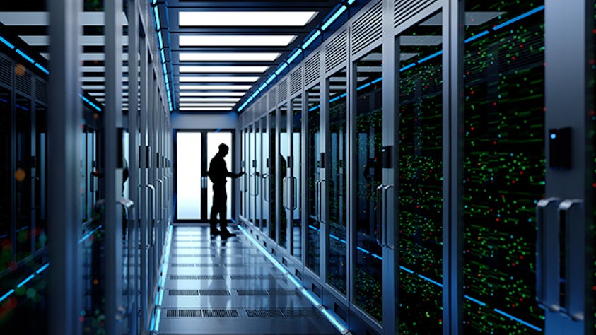 Couloir du centre de données avec une figure ombragée au bout du couloir.