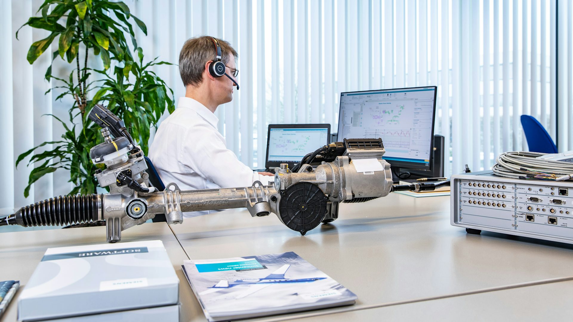 Un hombre con un ordenador utiliza software de pruebas de sistemas Simcenter.