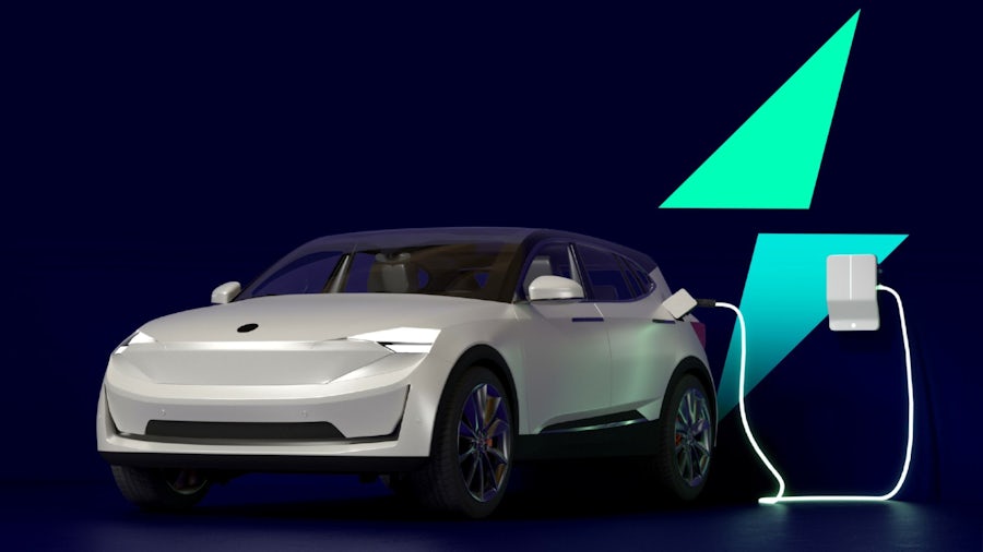 Žena stojící vedle nabíjeného elektromobilu, její telefon je propojen se sítí vozidla