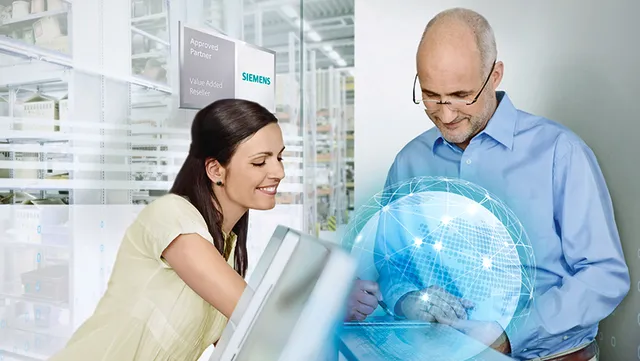 Spolupracovníci hovoria v kancelárii spoločnosti Siemens