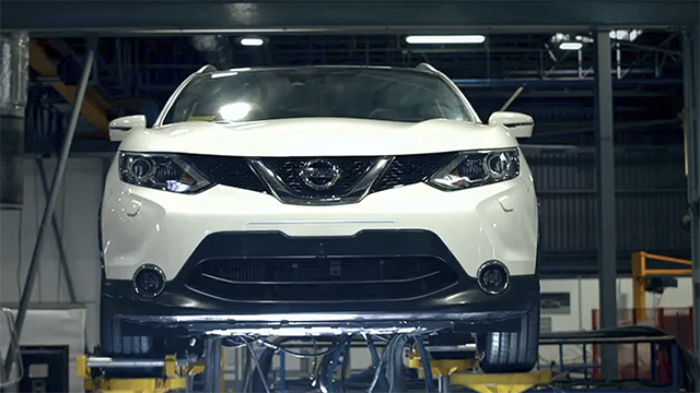 Un'auto bianca su una rampa per un test di carico e fatica.