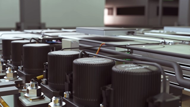 Akumulátor složený z devíti tmavě šedých modulů v prostředí skladu