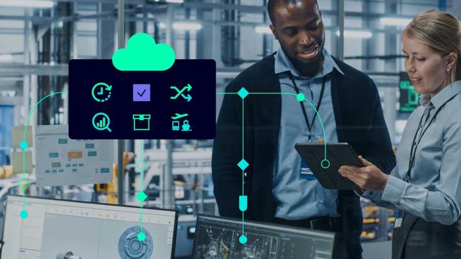 Projektmanager bei der Überprüfung einer Stückliste für ein Fahrzeug auf einem Tablet mit cloudbasierter PLM-Software.