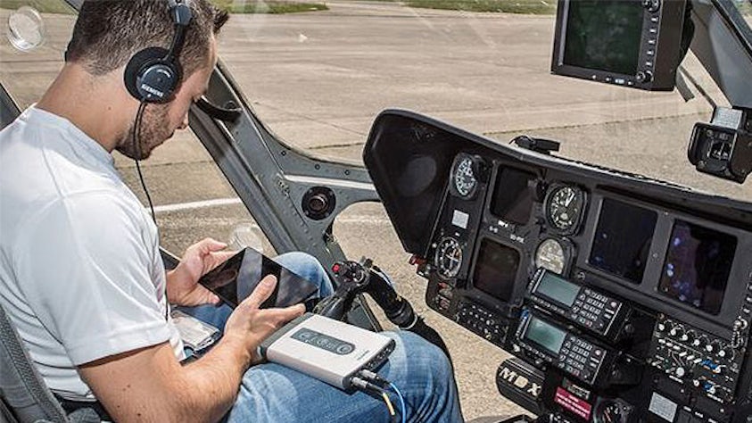 Un uomo che utilizza Simcenter per aggiungere un programma a un elicottero
