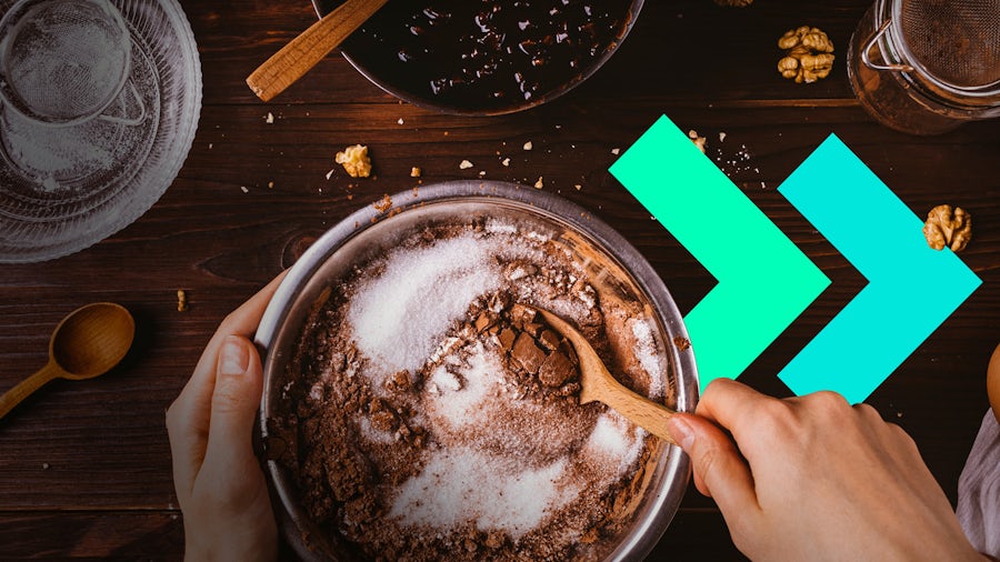 una persona che mescola una ciotola di cioccolato