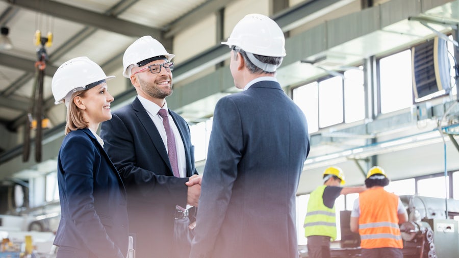 Führungskräfte besprechen eine Qualitätsmanagementlösung