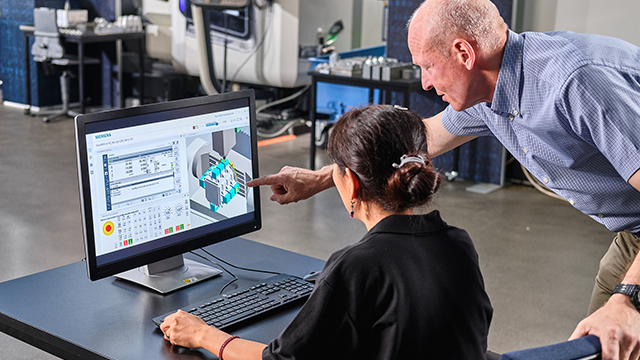 在计算机上工作的男士和女士正在讨论仿真。