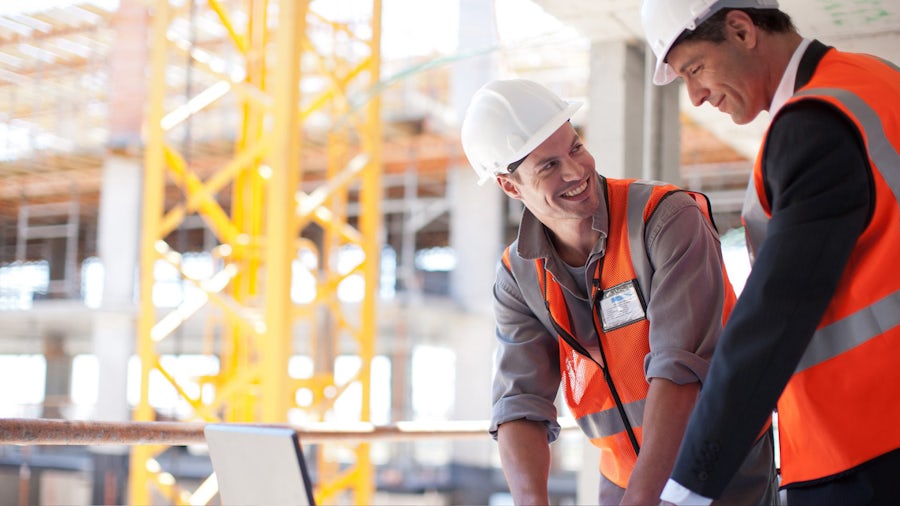 Operai edili che sfruttano il design modulare industrializzato per soluzioni engineer-to-order.