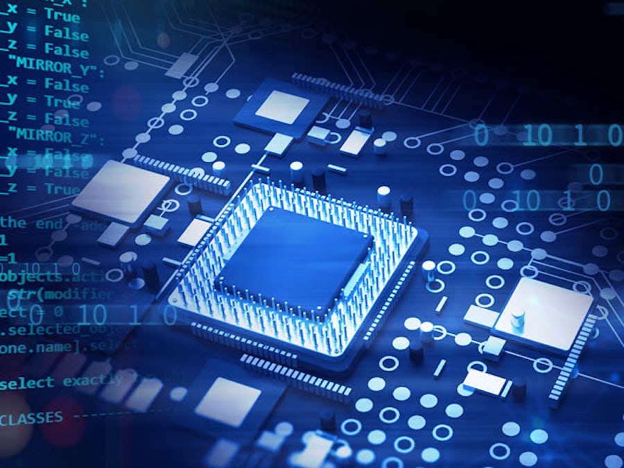 Zwei Ingenieure in der Elektronikfertigung diskutieren über die automatisierte Angebotserstellung mithilfe des BOM Connectors