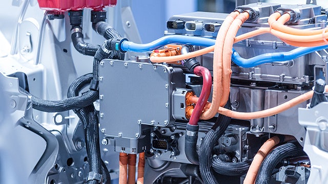 Detailní pohled na elektrický systém automobilu vytvořený s pomocí elektrického návrhu.