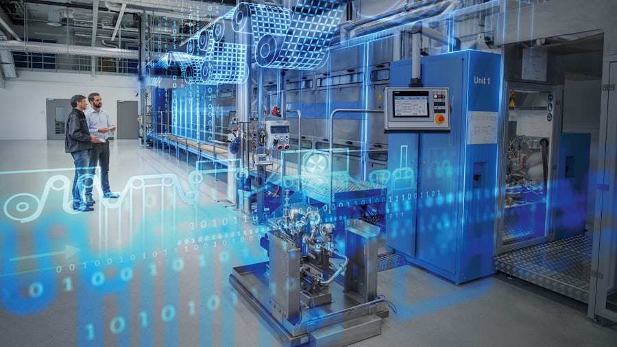Deux hommes travaillent ensemble sur une machine de fabrication de batteries, avec une superposition numérique représentant l'automatisation