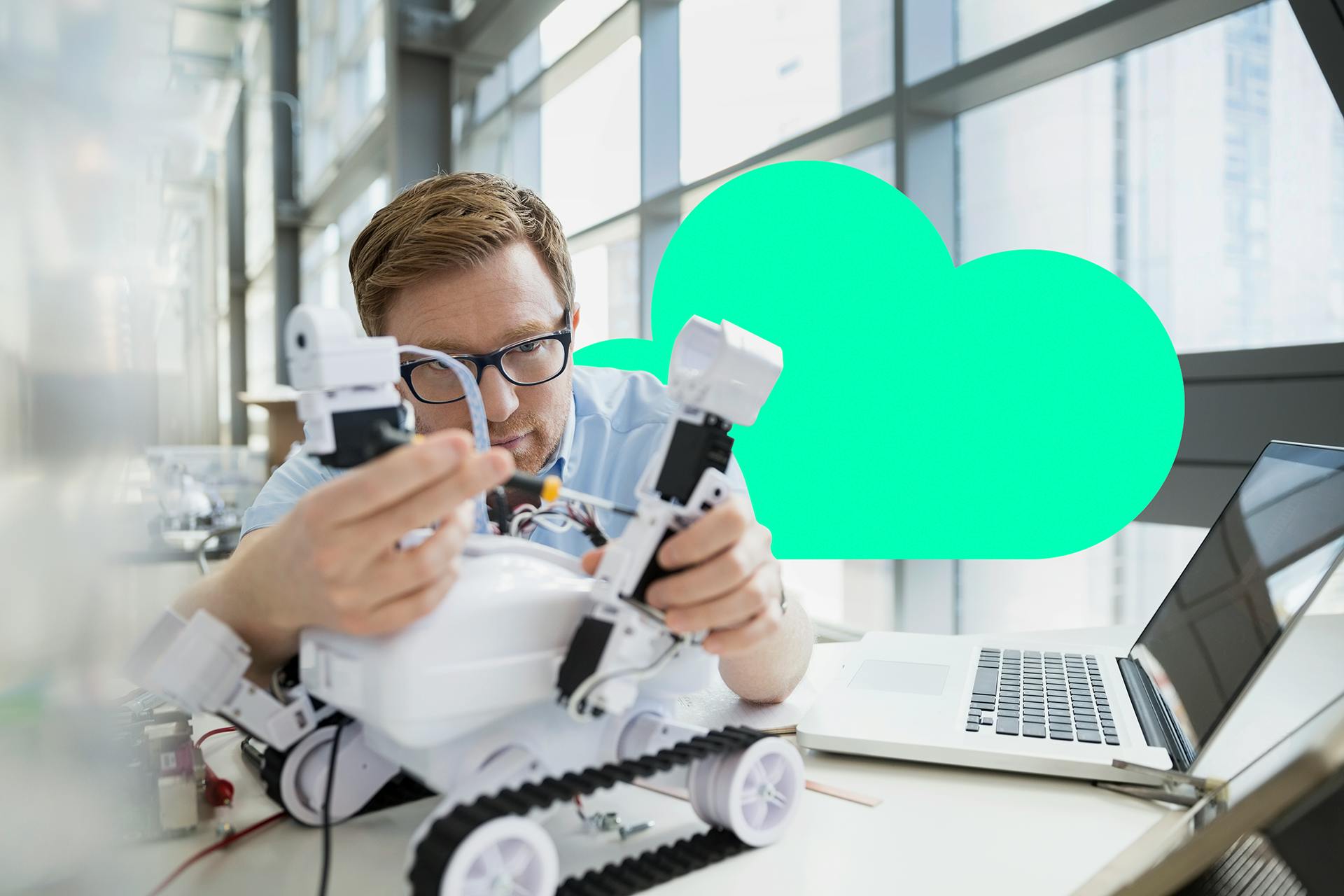 Konstrukteur designt fahrzeug vor dem hintergrund der cloud