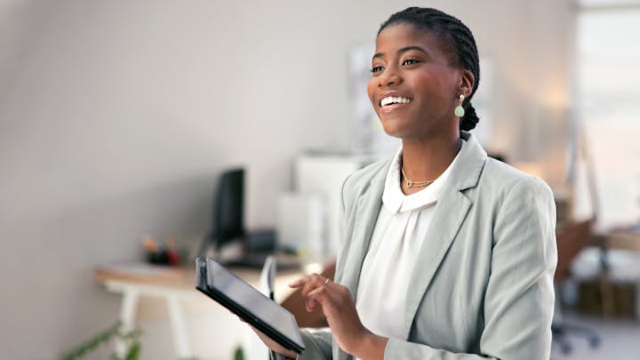 タブレットで作業する女性。