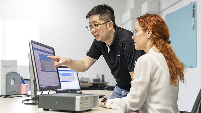 Una coppia di ingegneri valuta il progetto di un prodotto per la qualità e l'affidabilità della sicurezza utilizzando il software Simcenter.