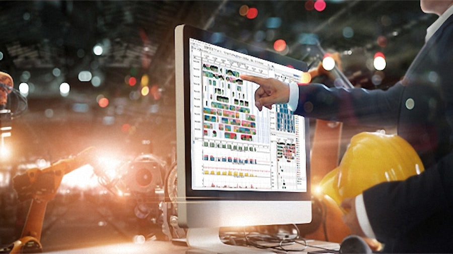 Plánovač používající software pro plánování a rozvrhování výroby ke správě dodavatelského řetězce ve výrobním závodě.